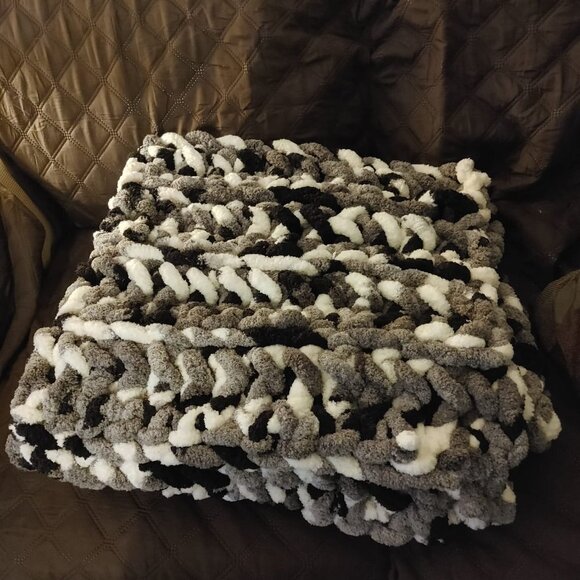 NEW- Hand Crocheted Chunky Yarn Blanket/Throw - Picture 4 of 6